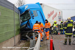 Aufräumarbeiten an der Unfallstelle Aufräumarbeiten an der Unfallstelle
