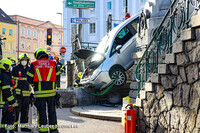 Einsatzkräfte an der Unfallstelle Einsatzkräfte an der Unfallstelle