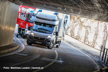der beschädigte Klein-LKW an der Unterführung der beschädigte Klein-LKW an der Unterführung