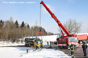 Feuerwehrkran hebt Autotransporter zurück auf die Straße Feuerwehrkran hebt Autotransporter zurück auf die Straße