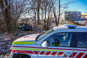 Einsatzkräfte an der Unfallstelle Einsatzkräfte an der Unfallstelle