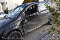 der beschädigte Unfallwagen der beschädigte Unfallwagen