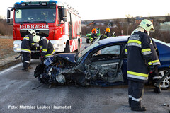 Bergung eines der beiden Unfallfahrzeuge Bergung eines der beiden Unfallfahrzeuge