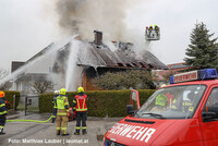 Feuerwehren bei den Löscharbeiten Feuerwehren bei den Löscharbeiten