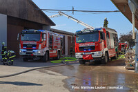 Feuerwehren bei den Löscharbeiten Feuerwehren bei den Löscharbeiten