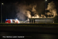Nächtliche Löscharbeiten am brennenden LKW Nächtliche Löscharbeiten am brennenden LKW