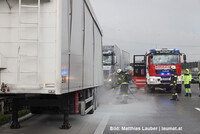 letzte Löscharbeiten am LKW letzte Löscharbeiten am LKW