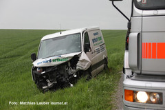 der schwer beschädigte Transporter der schwer beschädigte Transporter