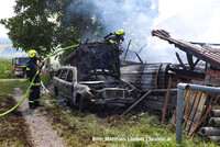 Letzte Löscharbeiten an der brennenden Garage Letzte Löscharbeiten an der brennenden Garage