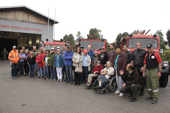 Besuch der Lebenshilfe Wels beim 1. Feuerwehr-Oldtimerverein der FF Wels Besuch der Lebenshilfe Wels beim 1. Feuerwehr-Oldtimerverein der FF Wels