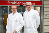 Prim. Dr. Dietmar Seewald, Institutsleiter Radioonkologie und Strahlentherapie sowie Prim. Dr. Peter Panholzer, Institutsleiter Nuklearmedizin. Prim. Dr. Dietmar Seewald, Institutsleiter Radioonkologie und Strahlentherapie sowie Prim. Dr. Peter Panholzer, Institutsleiter Nuklearmedizin.