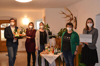 V.l.n.r.: Ortsbauernobmann StR Karl F. Velechovsy, Bgm. Sabine Naderer-Jelinek, Ortsbäuerin Silke Hofbauer, Ideenbringerinnen Magdalena Miesenberger und Marlene Siegl. V.l.n.r.: Ortsbauernobmann StR Karl F. Velechovsy, Bgm. Sabine Naderer-Jelinek, Ortsbäuerin Silke Hofbauer, Ideenbringerinnen Magdalena Miesenberger und Marlene Siegl.