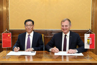 Landeshauptmann Mag. Thomas Stelzer und der Generaldirektor des Sportamtes Li Zheng unterzeichnen die Verlängerung des Kooperationsvertrages Landeshauptmann Mag. Thomas Stelzer und der Generaldirektor des Sportamtes Li Zheng unterzeichnen die Verlängerung des Kooperationsvertrages