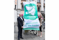 Bürgermeister Klaus Luger hisste die Flagge der „Mayors for Peace“ Bürgermeister Klaus Luger hisste die Flagge der „Mayors for Peace“