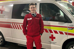 Mehr als 670 junge Menschen pro Jahr leisten ihren Zivildienst beim OÖ. Roten Kreuz. Einer von ihnen ist Lukas Steinmaurer aus Pettenbach. Mehr als 670 junge Menschen pro Jahr leisten ihren Zivildienst beim OÖ. Roten Kreuz. Einer von ihnen ist Lukas Steinmaurer aus Pettenbach.