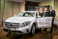 vlnr: Gewinnerin Susanne Kettl mit Bernharnd Bauer (Mercedes-Benz Österreich) und Oliver Schmerold (ÖAMTC-Direktor) vlnr: Gewinnerin Susanne Kettl mit Bernharnd Bauer (Mercedes-Benz Österreich) und Oliver Schmerold (ÖAMTC-Direktor)