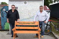 Bürgermeister Paul Mahr und Stadtrat Christoph Schneeberger vor dem Bankerl beim Bahnhof Bürgermeister Paul Mahr und Stadtrat Christoph Schneeberger vor dem Bankerl beim Bahnhof
