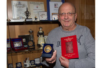 Philatelist Karl Majörg vor seinen unzähligen Auszeichnungen Philatelist Karl Majörg vor seinen unzähligen Auszeichnungen