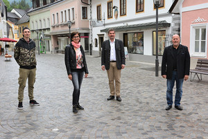 Pascal Gruber alias RoxS, Ingrid Mühlbachler (Malakademie Waidhofen/Ybbstal), Bürgermeister Mag. Werner Krammer und Franz Eichleter (Kunst & Krempl) freuen sich auf viele Besucherinnen und Besucher am Hohen Markt. Pascal Gruber alias RoxS, Ingrid Mühlbachler (Malakademie Waidhofen/Ybbstal), Bürgermeister Mag. Werner Krammer und Franz Eichleter (Kunst & Krempl) freuen sich auf viele Besucherinnen und Besucher am Hohen Markt.