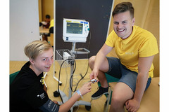 Die Burschen der Neuen Mittelschule Ampflwang erhielten an der Schule für Gesundheits- und Krankenpflege Vöcklabruck Einblicke in Pflegeausbildungen – hier etwa beim Messen der Sauerstoff-Sättigung. Die Burschen der Neuen Mittelschule Ampflwang erhielten an der Schule für Gesundheits- und Krankenpflege Vöcklabruck Einblicke in Pflegeausbildungen – hier etwa beim Messen der Sauerstoff-Sättigung.