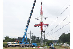 Der neue Abzweigmast, der die neue Leitung in das bestehende Hochspannungsnetz einbindet, wurde beim Umspannwerk in Vorchdorf, unmittelbar neben der Westautobahn, montiert. Der neue Abzweigmast, der die neue Leitung in das bestehende Hochspannungsnetz einbindet, wurde beim Umspannwerk in Vorchdorf, unmittelbar neben der Westautobahn, montiert.