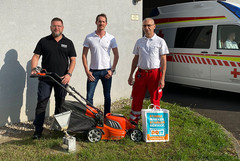 Andreas Mathä bei der Übergabe mit Rot Kreuz Ortsstellenleiter Jürgen Spitzenberger und Dienstführenden Markus Ecker Andreas Mathä bei der Übergabe mit Rot Kreuz Ortsstellenleiter Jürgen Spitzenberger und Dienstführenden Markus Ecker