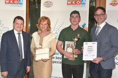 v.l.n.r. Landesinnungsmeister KommR Willibald Mandl, Berufsschuldirektorin Mag.a* Marietta Dini, Matthias Kollross, Spartenobmann Michael Pecherstorfer v.l.n.r. Landesinnungsmeister KommR Willibald Mandl, Berufsschuldirektorin Mag.a* Marietta Dini, Matthias Kollross, Spartenobmann Michael Pecherstorfer