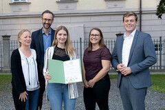 Ulli Singer, Beate Dunzinger und Norbert Rainer vom Klimabündnis OÖ zeichneten gemeinsam mit LR Kaineder die Lehrlinge von Mayr Schulmöbel für ihr Klimaschutz-Engagement aus Ulli Singer, Beate Dunzinger und Norbert Rainer vom Klimabündnis OÖ zeichneten gemeinsam mit LR Kaineder die Lehrlinge von Mayr Schulmöbel für ihr Klimaschutz-Engagement aus