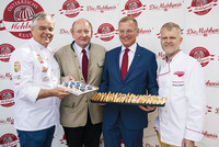 v.l.: KommR Leo Jindrak, Dr. Alfred Fiedler, Landeshauptmann Mag. Thomas Stelzer und Reinhard Honeder. v.l.: KommR Leo Jindrak, Dr. Alfred Fiedler, Landeshauptmann Mag. Thomas Stelzer und Reinhard Honeder.