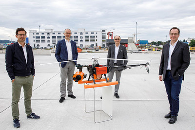 v. l.n.r. Thomas Mender und Christian Matzinger vom OÖ HightechFonds mit Peter Fromme-Knoch und Robert Hörmann (Geschäftsführer Aero Enterprise) und dem AERO-SensorCopter.