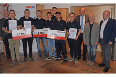 Die erfolgreichen Metalltechnikerlehrlinge mit ihren Gratulanten: v. l. Spartenobmann-Stv. Gerhard Spitzbart, Christian Kronberger, Manuel Pöcherstorfer, Sebastian Baar, Matthias Wögerbauer, Michael Gattringer (hinten), Fraidun Nabezada, Florian Rauscher, LIM Fritz Danner, Alois Hinterer, Gerald Blaschke Die erfolgreichen Metalltechnikerlehrlinge mit ihren Gratulanten: v. l. Spartenobmann-Stv. Gerhard Spitzbart, Christian Kronberger, Manuel Pöcherstorfer, Sebastian Baar, Matthias Wögerbauer, Michael Gattringer (hinten), Fraidun Nabezada, Florian Rauscher, LIM Fritz Danner, Alois Hinterer, Gerald Blaschke