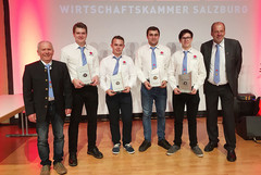 Oberösterreichs erfolgreiche Jung-Metalltechniker mit ihren Gratulanten: v. l. Lehrlingsbeauftragter Alois Hinterer, Elias Wagner, Florian Rauscher, Florian Lauber, Jan Klug, LIM Fritz Danner Oberösterreichs erfolgreiche Jung-Metalltechniker mit ihren Gratulanten: v. l. Lehrlingsbeauftragter Alois Hinterer, Elias Wagner, Florian Rauscher, Florian Lauber, Jan Klug, LIM Fritz Danner