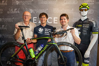 Michael Strasser mit Sponsorenvertretern: Björn Nicolaisen (l.) (Norwex) und Philipp Ströck (Ströck). Michael Strasser mit Sponsorenvertretern: Björn Nicolaisen (l.) (Norwex) und Philipp Ströck (Ströck).