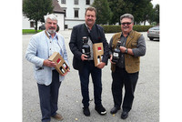 Der Trauner ÖVP-Stadtparteiobmann Wolfgang Weitmann (rechts im Bild) bei Überreichung der Gastgeschenke Der Trauner ÖVP-Stadtparteiobmann Wolfgang Weitmann (rechts im Bild) bei Überreichung der Gastgeschenke