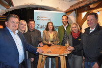 Eva Raxendorfer-Landl (2.v.re.) genoss mit ihren Kollegen der Teilorganisationen sowie Bürgermeister Thomas Steinerberger (li.) und Klaus Lindinger (3.v.re.) ein Achterl. Eva Raxendorfer-Landl (2.v.re.) genoss mit ihren Kollegen der Teilorganisationen sowie Bürgermeister Thomas Steinerberger (li.) und Klaus Lindinger (3.v.re.) ein Achterl.