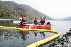 Feuerwehren üben in Engelhartszell mit neuem Ölsperrensystem Feuerwehren üben in Engelhartszell mit neuem Ölsperrensystem