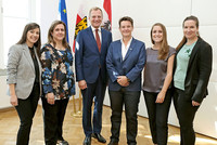 Pressila Derjany - Projektverantwortliche für das Mutter-Kind-Gesundheitsprojekt, Ruba Khoury - Leiterin von IOCC Libanon, Landeshauptmann Mag. Thomas Stelzer, Mag.a Nina Hechenberger, Leitung Diakonie Austria, Teresa Mayr, BA, Projektreferentin Diakonie Katastrophenhilfe Wien, Mag.a Nicole Bachinger-Thaller, Diakoniewerk Gallneukirchen. Pressila Derjany - Projektverantwortliche für das Mutter-Kind-Gesundheitsprojekt, Ruba Khoury - Leiterin von IOCC Libanon, Landeshauptmann Mag. Thomas Stelzer, Mag.a Nina Hechenberger, Leitung Diakonie Austria, Teresa Mayr, BA, Projektreferentin Diakonie Katastrophenhilfe Wien, Mag.a Nicole Bachinger-Thaller, Diakoniewerk Gallneukirchen.