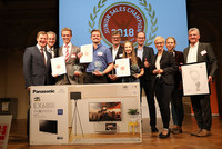 Die Sieger beim OÖ Junior Sales Champion mit den Gratulanten V. l.: WKOÖ-Direktor Hermann Pühringer, Vorstandsdirektor-Stv. der Raiffeisenlandesbank Harald Hanneder, Armin Rabl (2.), Daniel Holletz (1.), Spartengeschäftsführer Manfred Zöchbauer, Helena Leitenecker (3.), Geschäftsführer von Expert Österreich Alfred Kapfer, WKOÖ-Präsidentin Doris Hummer, NR-Abg. Johanna Jachs, und Handels-Spartenobmann Christian Kutsam.
