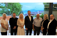 v.l. Vzbgm. Karin Hemetsberger, Bernhard Böss, Karin Karlhuber, NAbg. Mag. Gerhard Kaniak, Rudolf Hemetsberger, Mag. Irene Autengruber, Siegfried Schmuck v.l. Vzbgm. Karin Hemetsberger, Bernhard Böss, Karin Karlhuber, NAbg. Mag. Gerhard Kaniak, Rudolf Hemetsberger, Mag. Irene Autengruber, Siegfried Schmuck