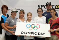 70 Schüler/innen zu Gast im Olympiazentrum auf der Gugl LAbg. Dr. Elisabeth Manhal und Olympiamedaillen-Gewinnerin Theresia Kiesl hießen die Schüler willkommen. Andrea Limbacher, Nathalie Schwarz und Vincent Kriechmayr standen den Jugendlichen Rede und Antwort und teilten im Anschluss Autogramme aus.