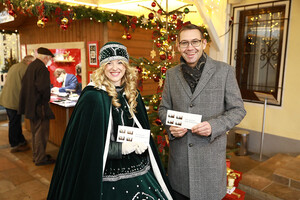 Das „Steyrer Christkind“ und Ing. Markus Vogl, Bürgermeister der Stadtgemeinde Steyr, bei der Eröffnung des Sonderpostamts im kleinen Rahmen Das „Steyrer Christkind“ und Ing. Markus Vogl, Bürgermeister der Stadtgemeinde Steyr, bei der Eröffnung des Sonderpostamts im kleinen Rahmen