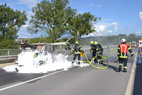 Löscharbeiten am brennenden Kleinbus Löscharbeiten am brennenden Kleinbus