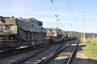 Fertig verladen: 18 Panzer warten auf die Fahrt nach Deutschland. Fertig verladen: 18 Panzer warten auf die Fahrt nach Deutschland.