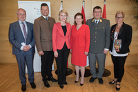 vlnr Dr. Heinz Brock, LAbg. Michael Gruber, LH-Stv. Mag. Christine Haberlander, Vbgm. Karin Hörzing, Generalmajor MMag. Alexander Platzer, Dr.in Elgin Drda vlnr Dr. Heinz Brock, LAbg. Michael Gruber, LH-Stv. Mag. Christine Haberlander, Vbgm. Karin Hörzing, Generalmajor MMag. Alexander Platzer, Dr.in Elgin Drda