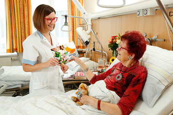 Das LKH Kirchdorf bietet Angehörigen und Freunden die Möglichkeit, Patientinnen und Patienten eine personalisierte Grußkarte zukommen zu lassen. Das LKH Kirchdorf bietet Angehörigen und Freunden die Möglichkeit, Patientinnen und Patienten eine personalisierte Grußkarte zukommen zu lassen.