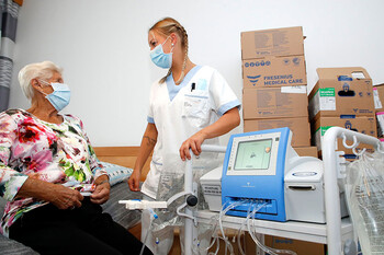 Das mobile Dialyse-Team des PEK Steyr unterstützt die Dialyse in den eigenen vier Wänden. Im Bild die diplomierte Pflegekraft Sarah Kepl, BScN MSc AMP. Das mobile Dialyse-Team des PEK Steyr unterstützt die Dialyse in den eigenen vier Wänden. Im Bild die diplomierte Pflegekraft Sarah Kepl, BScN MSc AMP.