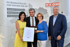 V.l.: WKOÖ-Vizepräsidentin Margit Angerlehner, Peter Guttmann, Judith Ringer und WKO-Obmann Eduard Riegler V.l.: WKOÖ-Vizepräsidentin Margit Angerlehner, Peter Guttmann, Judith Ringer und WKO-Obmann Eduard Riegler