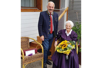 Bürgermeister Friedrich Schwarzenhofer besuchte Frau Josefine Petrasch aus Mattighofen und gratulierte sehr herzlich zum 101 Geburtstag. Bürgermeister Friedrich Schwarzenhofer besuchte Frau Josefine Petrasch aus Mattighofen und gratulierte sehr herzlich zum 101 Geburtstag.