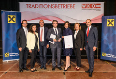Der älteste Traditionsbetrieb im Bezirk Freistadt ist die Pfahnl Backmittel GmbH aus Pregarten (gegr. 1476). V. l. Matthias Tagwerker (Raiffeisenbank Region Pregarten), WKO-Obfrau Gabriele Lackner-Strauss, Bürgermeister Anton Scheuwimmer (Pregarten), Herbert und Eva Pfahnl, WKOÖ-Vizepräsidentin Angelika Sery-Froschauer, Dietmar Wolfsegger Der älteste Traditionsbetrieb im Bezirk Freistadt ist die Pfahnl Backmittel GmbH aus Pregarten (gegr. 1476). V. l. Matthias Tagwerker (Raiffeisenbank Region Pregarten), WKO-Obfrau Gabriele Lackner-Strauss, Bürgermeister Anton Scheuwimmer (Pregarten), Herbert und Eva Pfahnl, WKOÖ-Vizepräsidentin Angelika Sery-Froschauer, Dietmar Wolfsegger