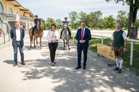 v.l.n.r. Geschäftsführer des Pferdezentrums Stadl-Paura Johannes Mayrhofer, Präsidentin der Landwirtschaftskammer Michaela Langer-Weninger, Landeshauptmann Thomas Stelzer und Landesrat Max Hiegelsberger v.l.n.r. Geschäftsführer des Pferdezentrums Stadl-Paura Johannes Mayrhofer, Präsidentin der Landwirtschaftskammer Michaela Langer-Weninger, Landeshauptmann Thomas Stelzer und Landesrat Max Hiegelsberger